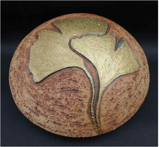 Tierurne Diskus Ginkgo holzfarben mit goldfarbenen Gingko