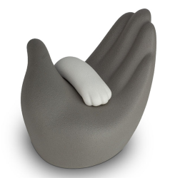 Tierurne Pfote in Hand von oben