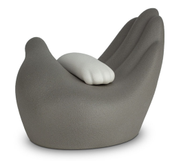 Preview: Tierurne Pfote in Hand von der Seite