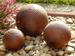 Tierurne aus Keramik Kugel mit Lebensspirale in terracotta