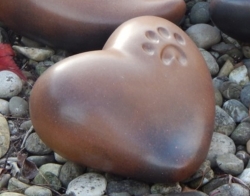 Tierurne aus Keramik in Herzform mit Pfote frostsicher in braun