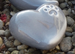 Tierurne aus Keramik in Herzform mit Pfote frostsicher in grau