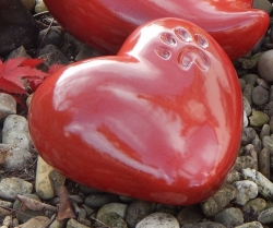 Tierurne aus Keramik in Herzform mit Pfote frostsicher in rot
