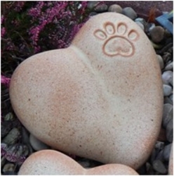 Tierurne aus Keramik in Herzform mit Pfote frostsicher in sand