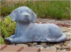 Tierurne Hund liegend in blau
