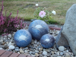 Tierurne in Kugelform mit Sonnenmotiv in blau