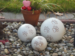 Tierurne in Kugelform mit Pfötchen