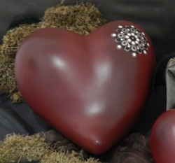 Preview: Tierurne in Herzform aus Keramik mit DotPainting Muster in Dunkelrot