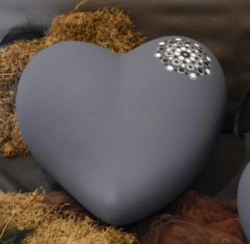 Tierurne in Herzform aus Keramik mit DotPainting Muster in Grau