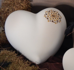 Preview: Tierurne in Herzform aus Keramik mit DotPainting Muster in Sand