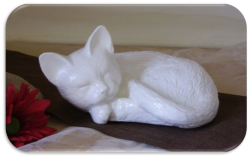 Tierurne "Liegende Katze" aus Keramik in weiß