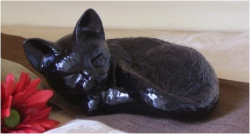 Tierurne "Liegende Katze" aus Keramik in schwarz
