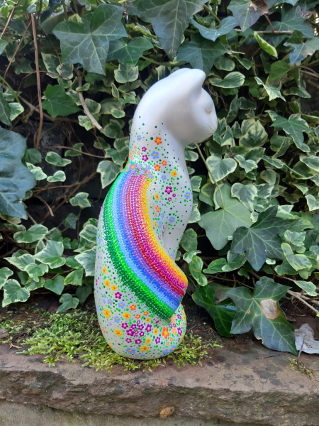 Tierurne Regenbogenkatze von der Seite