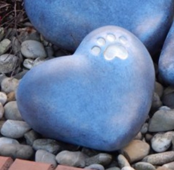 Tierurne aus Keramik in Herzform mit Pfote frostsicher blaugrau