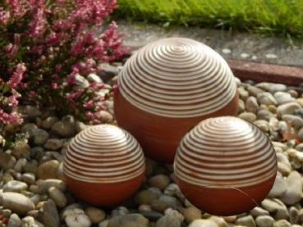 Tierurne aus Keramik Kugel mit Lebensspirale in braun