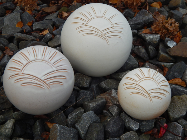 Tierurne in Kugelform mit Sonnenmotiv in creme