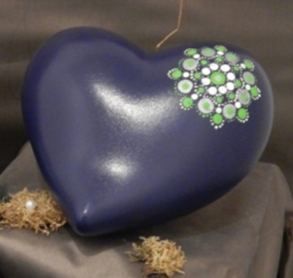 Tierurne in Herzform aus Keramik mit DotPainting Muster in kobaltblau