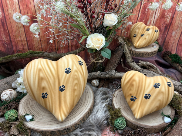 Tierurne in Herzform in gelber Holzoptik mit Pfötchen