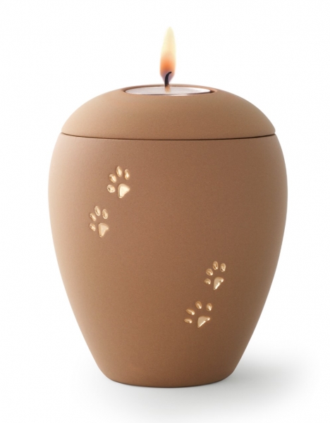 Tierurne aus samtener Keramik mit goldenen Pfoten in sand mit Gedenklicht